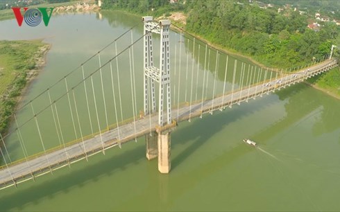 Bất lực nhìn 2 nữ sinh nhảy xuống sông Lam tự vẫn