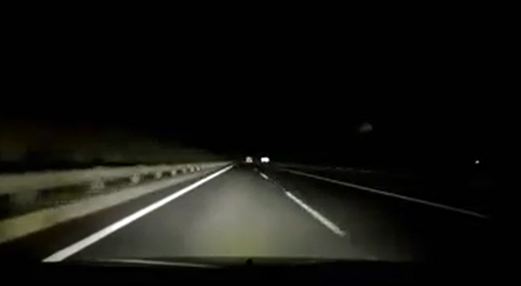 Xe máy nửa đêm đi ngược chiều ở cao tốc Pháp Vân