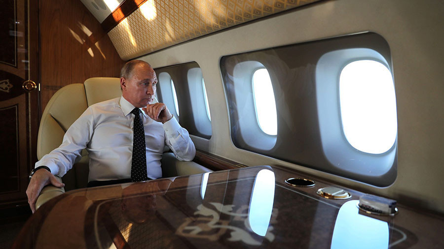 Tổng thống Putin thích thú xem chiến cơ hộ tống chuyên cơ