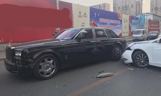Bị đâm vỡ đầu xe, chủ Rolls-Royce nói với tài xế Hyundai: 'Bán nhà đi'