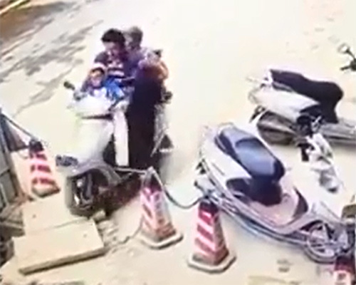 Cho trẻ ngồi trước xe máy, nguy hiểm khó lường