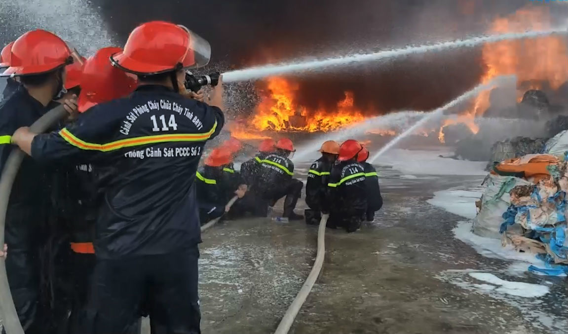 Cháy đổ sập trụ điện cao thế, toàn TP Vũng Tàu mất điện