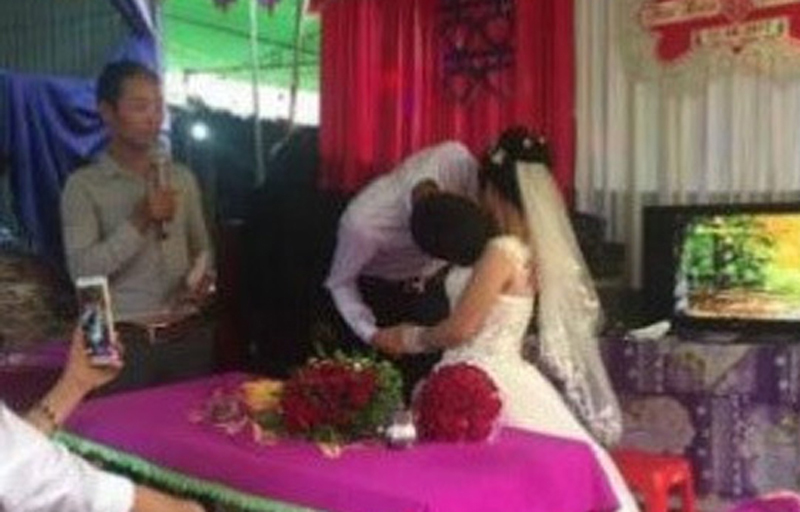 Chú rể Phú Thọ khó hôn cô dâu trong đám cưới vì chênh nhau 50 cm