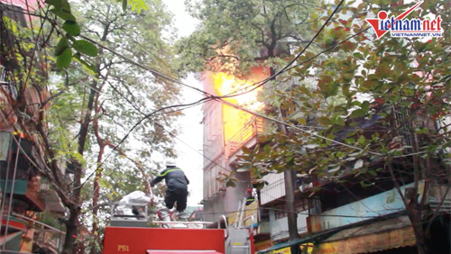 Cháy trên phố Lạc Nghiệp