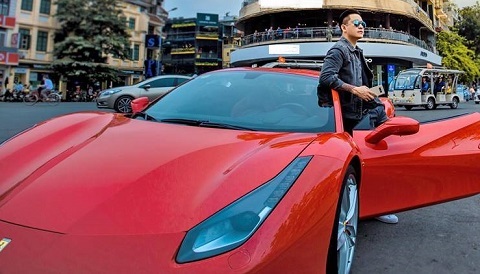 Tuấn Hưng khoe siêu xe 16 tỷ vạn người mê