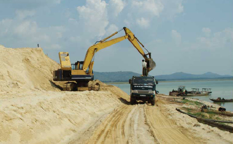 Giá cao ngất ngưởng, TP HCM thêm nỗi lo thiếu cát xây dựng