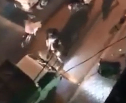 Xe tải chạy ngược chiều bị anh Tây 'dạy cho một bài học'