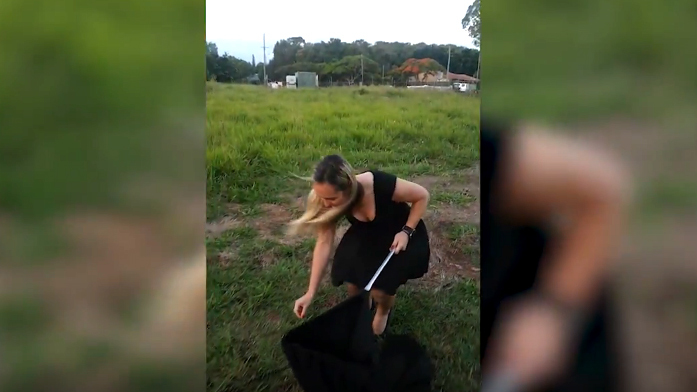 Nữ du khách quyến rũ tay không bắt rắn