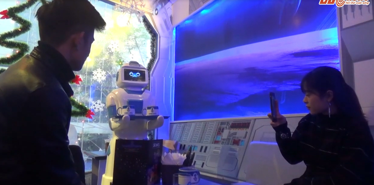 Xem robot giá 200 triệu đồng phục vụ khách ở quán cafe Hà Nội