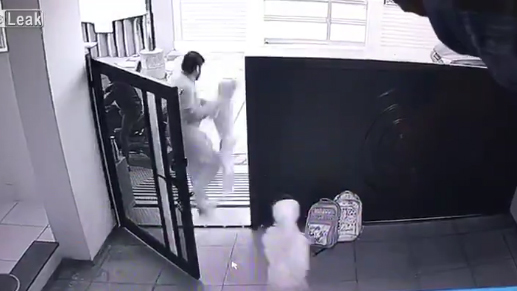 Em bé bị bắt cóc ngay trước cửa nhà giữa ban ngày