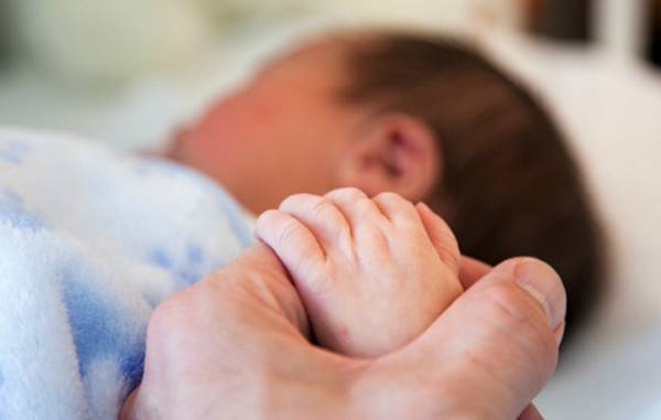 Kỳ lạ: Sinh con ra nhưng không phải cha mẹ ruột