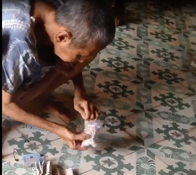 Cụ ông cất tiền kỹ nhất Việt Nam: Bọc chục lớp túi bóng và buộc bằng hàng trăm sợi dây thun
