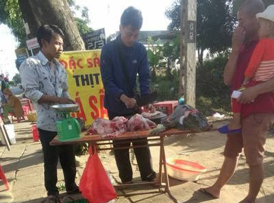 Thót tim cảnh bán cá sấu 'khủng' trên vỉa hè ở Kon Tum