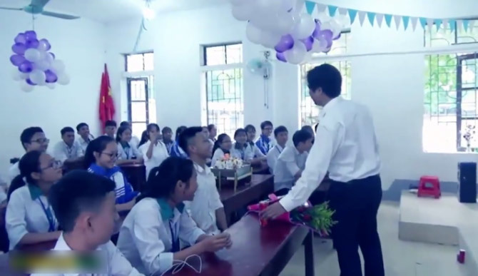 Thầy giáo hạnh phúc nhất năm: Học sinh tổ chức sinh nhật, đồng thanh hát mừng cực tình cảm