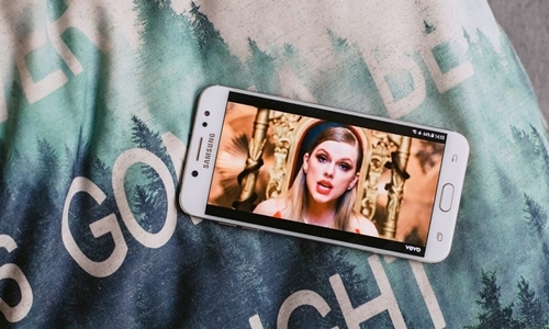 Bất ngờ khả năng hiển thị của màn hình Galaxy J7+