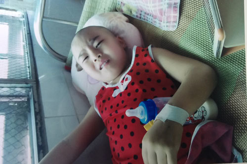 Mẹ làm tạp vụ, một tháng lương chỉ đủ mua cho con lọ thuốc