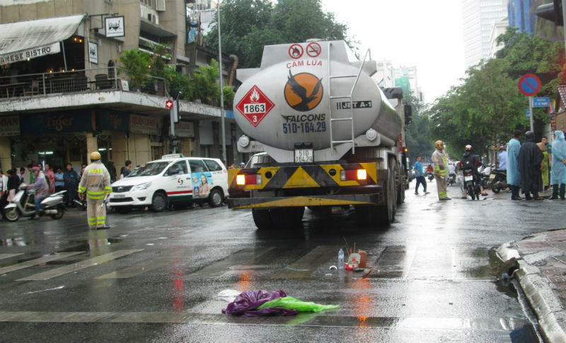 Va chạm với xe bồn, 2 nữ sinh thương vong ở Sài Gòn