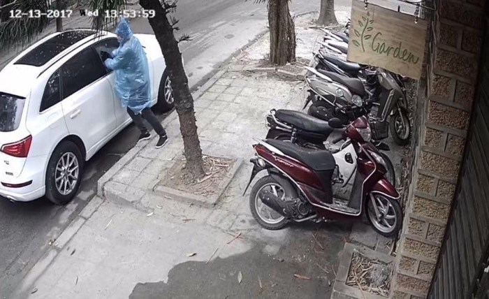 Trộm đập kính ô tô trộm túi xách trên phố giữa ban ngày