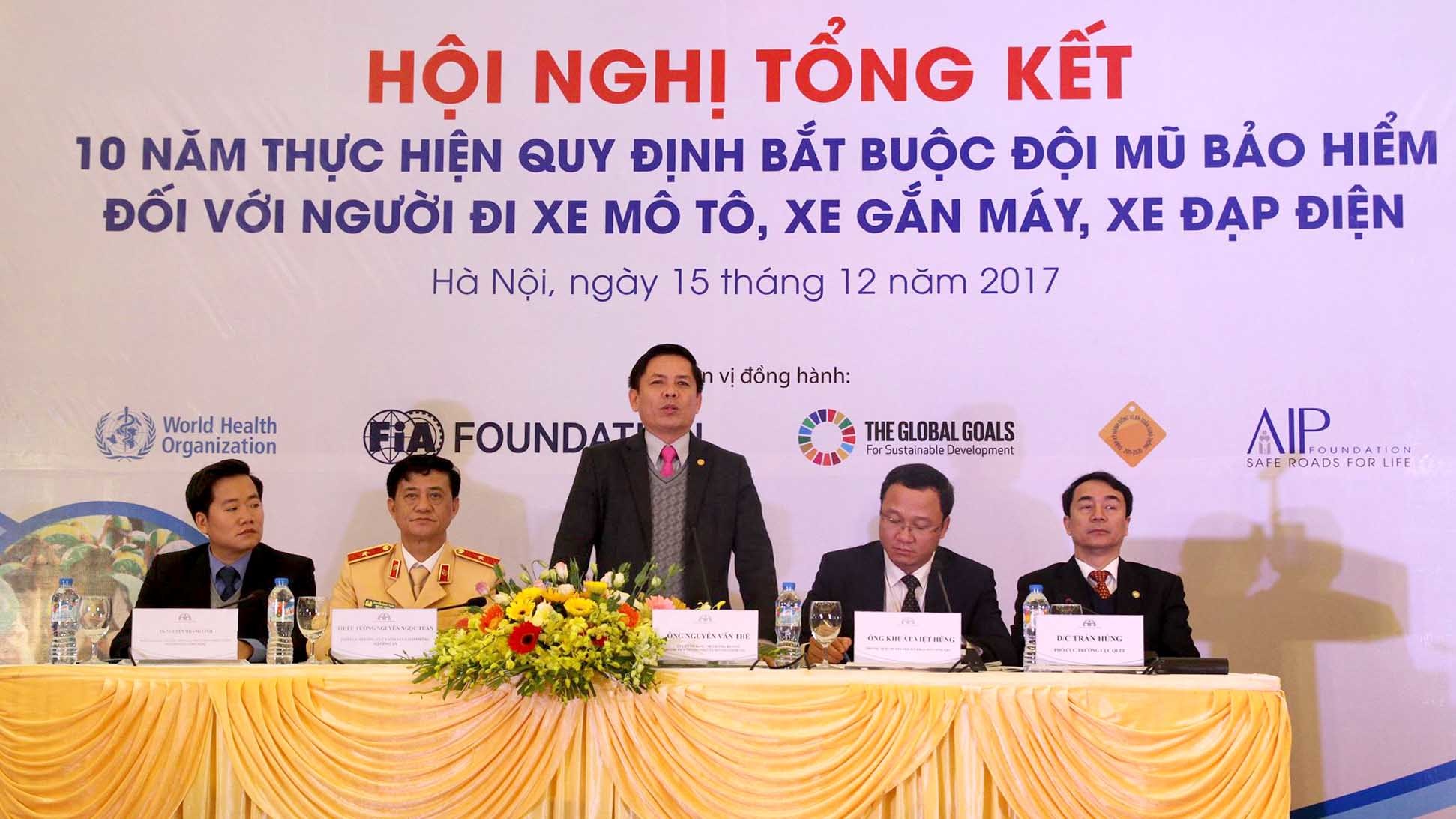 Bộ trưởng GTVT: Sản xuất mũ bảo hiểm giả là tội ác