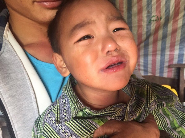 Xót xa bé trai vùng cao bị liệt do viêm não, mong sớm được chữa bệnh