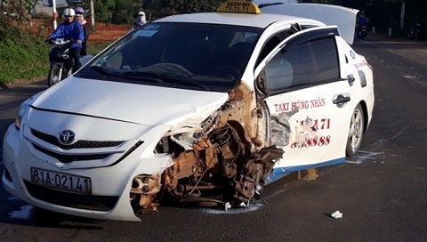 Taxi chở pháo lậu đâm gãy rời bánh khi trốn CSGT