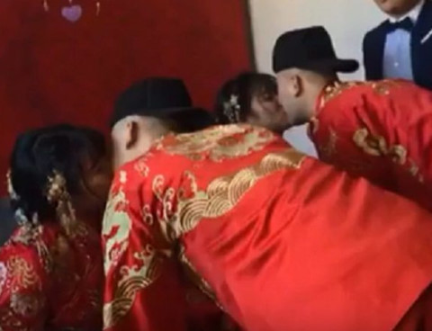 Hai cặp song sinh cùng tổ chức đám cưới khiến quan khách nhầm lẫn