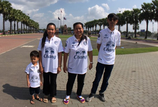 CĐV xếp hàng mua vé