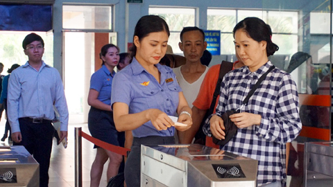 Khách đi tàu Hà Nội, Sài Gòn bối rối qua cổng soát vé tự động