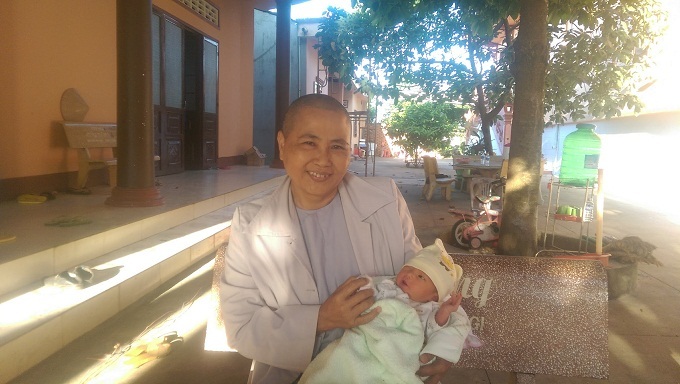 Bé sơ sinh còn nguyên dây rốn bị bỏ lại nơi cửa chùa