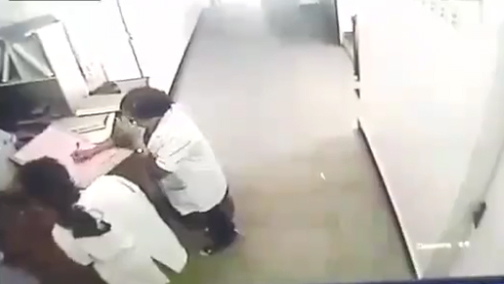 Nữ y tá bất ngờ gục ngã trên bàn làm việc