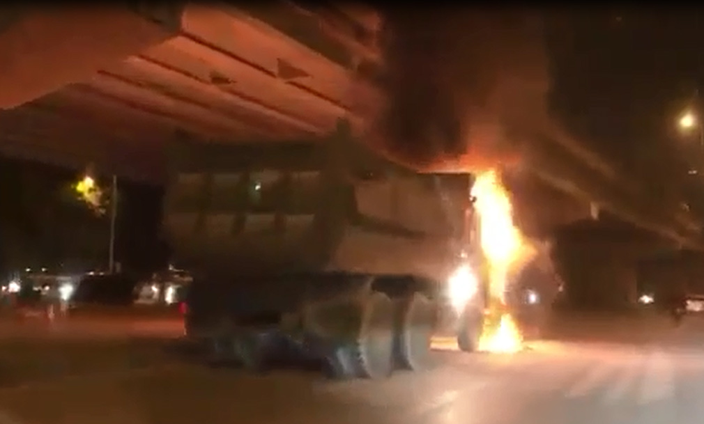 Đầu xe tải cháy rụi ngay giữa đường Hà Nội