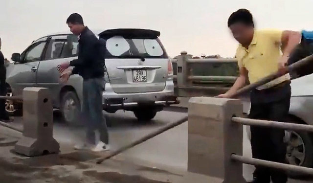 tài xế tháo dải phân cách trên cầu Thanh Trì