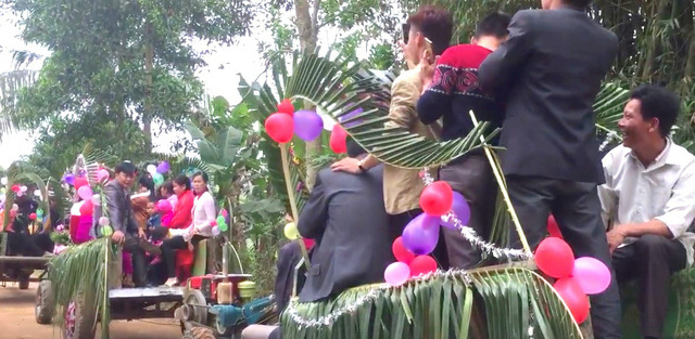 Những màn rước dâu bằng dàn xe hoa “độc” nhất Việt Nam