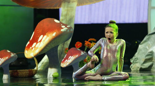 Màn trình diễn của cô bé Emarald trên sân khấu: