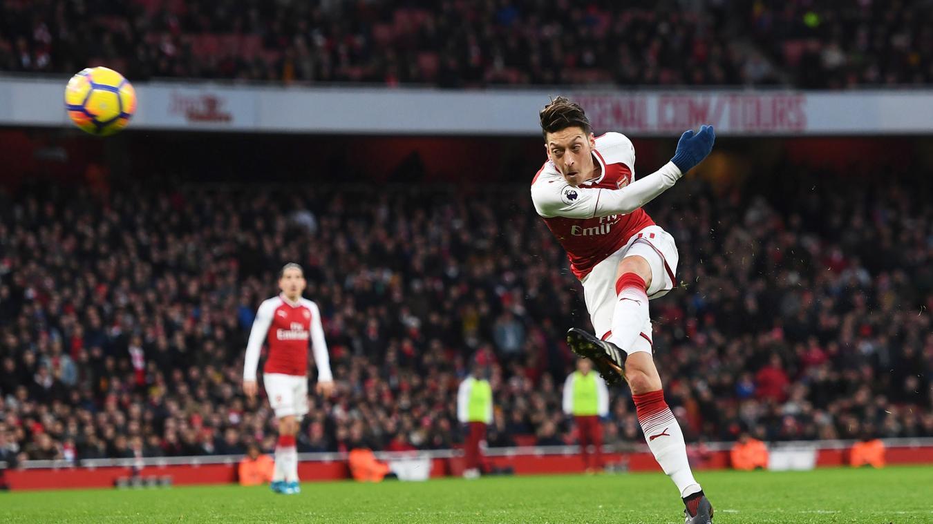 Ozil lập siêu phẩm, Arsenal bắn hạ 