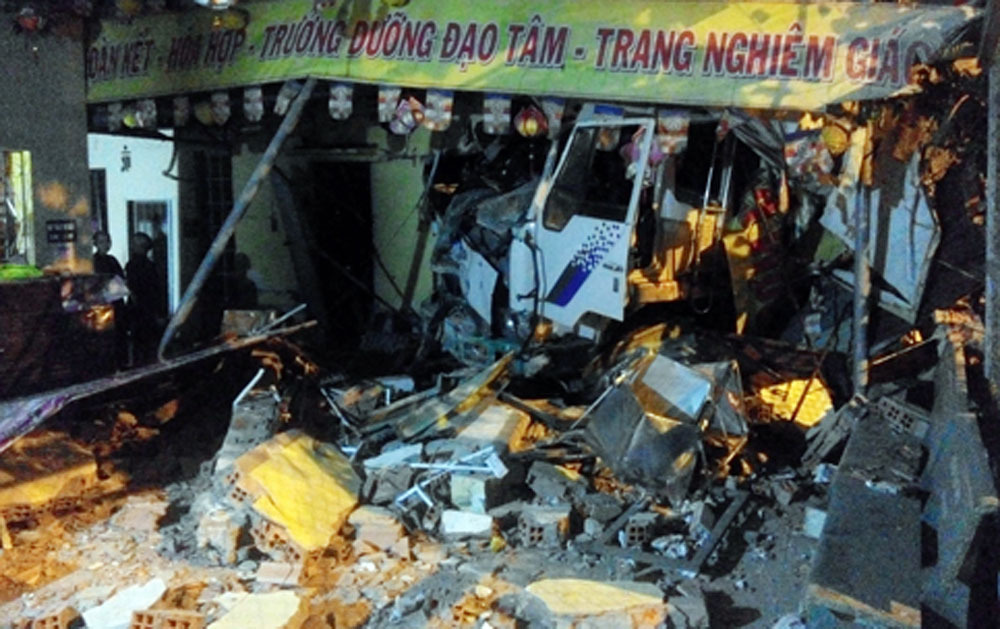 Xe tải tông sập tường ngôi chùa ở Sài Gòn