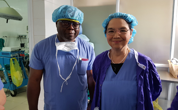 Nữ giáo sư hàng đầu thế giới đến VN mổ phình mạch não