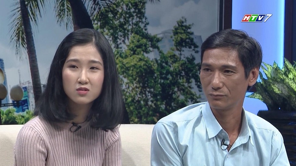 Người cha 18 năm đi học cùng con gái khiếm thính