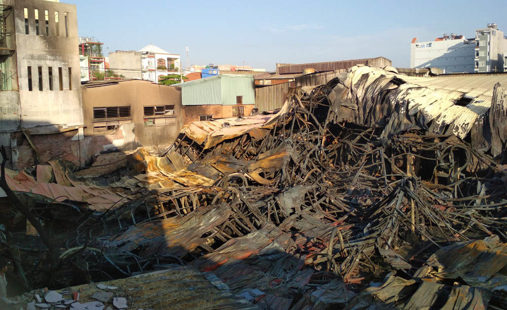 Tan hoang bên trong nhà xưởng bị cháy giữa đêm ở Sài Gòn