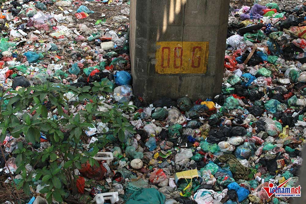 Hàng ngàn túi rác ken đặc dưới chân cầu Thăng Long