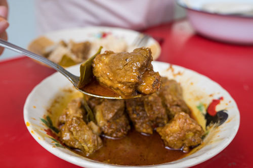Cay tê đầu lưỡi với cà ri sườn heo kiểu Thái