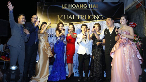 Ca sỹ Bích Vân mừng showroom mới của NTK Lê Hoàng Hải