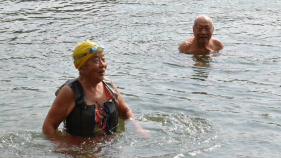 Vợ chồng cụ già hàng ngày bơi hồ giữa trời giá rét