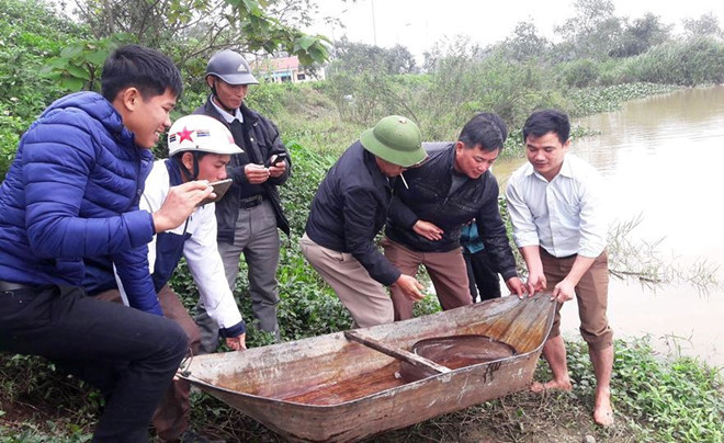 Con cá chình dài 1,2 mét giá 5 triệu: Mua rồi phóng sinh