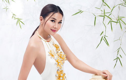 Siêu mẫu Thanh Hằng mặc áo yếm, ôm bó sen vàng 2,6 tỷ