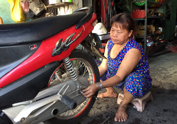 Những người phụ nữ hơn 50 năm cầm cờ lê, mỏ lết giữa Sài Gòn