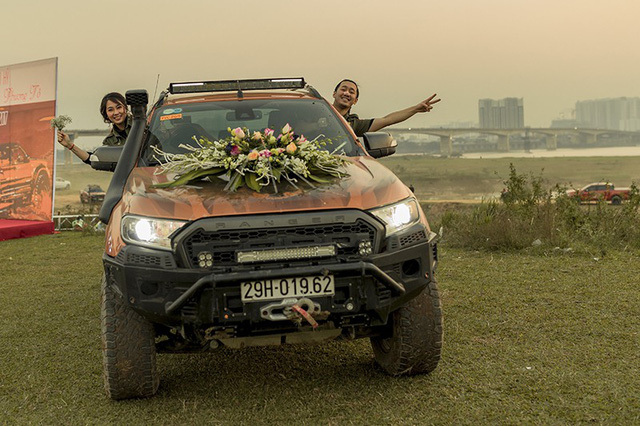 Độc đáo đám rước dâu bằng ô tô thể thao địa hình ở Hà Nội