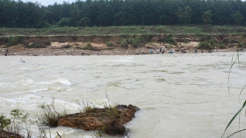 Cầu treo gãy đôi, học sinh rơi xuống sông mất tích