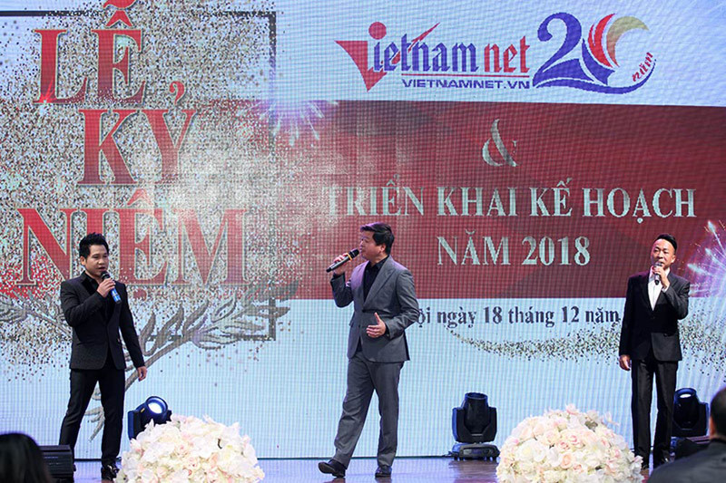 Đăng Dương, Trọng Tấn, Việt Hoàn tặng quà