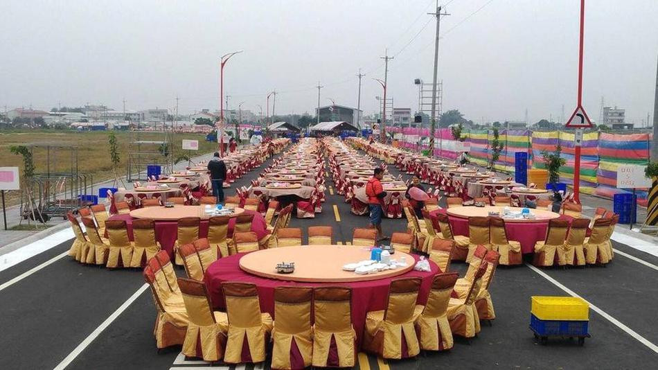 Đôi trẻ Đài Loan bày 575 mâm cỗ giữa đường đãi khách